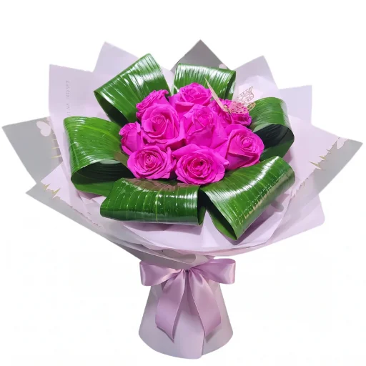 Ramo de 12 rosas fucsia con papel coreano y mariposa 